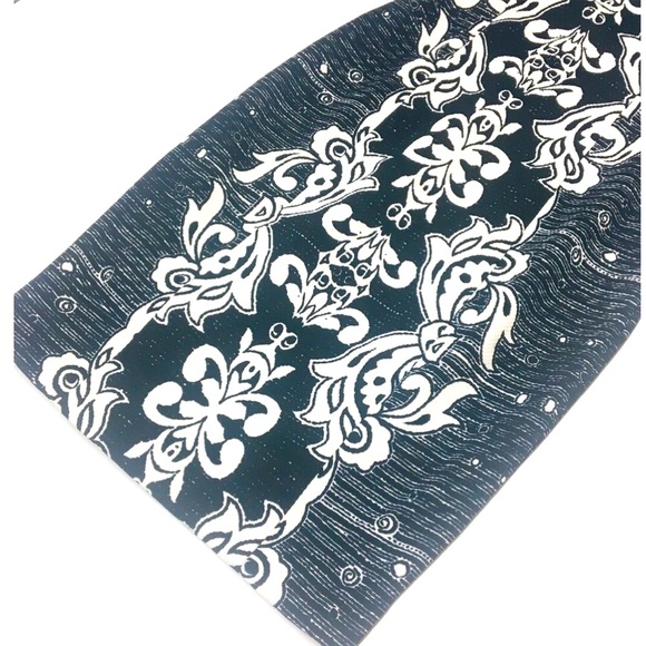 Body Slimming Black & White Shift Dress - Picture 5 of 11